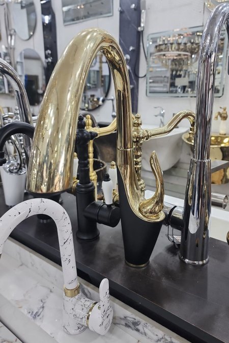 حنفية مطبخ فاخرة بلون ذهبي وأسود